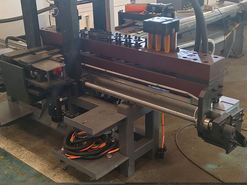 Machine de poinçonnage de précision