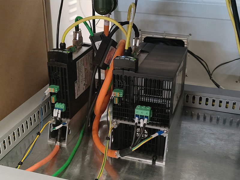 sistema-control-servo-cnc-busbar